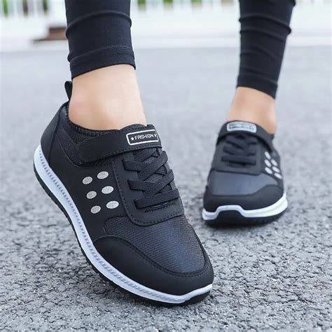 comfortable casual sneakers women.